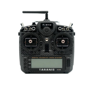 La radiocommande FrSky X9D PLUS SE est conçue pour les drones FPV et est disponible en fibre de carbone et bleu foncé.