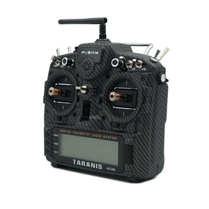 La radiocommande FrSky X9D PLUS SE est conçue pour les drones FPV et est disponible en fibre de carbone et bleu foncé.